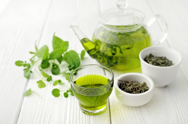 teh herbal untuk ibu, manfaat teh hijau, teh chamomile untuk tidur, teh matcha untuk energi, teh peppermint untuk mual, teh nettle zat besi, teh hibiscus jantung sehat, teh lemon balm relaksasi, teh jahe menyusui, teh untuk ibu muda, teh aman untuk ibu ha